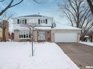4305 Amesbury Dr, Bettendorf, IA 52722