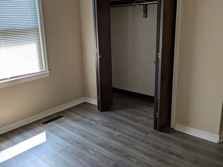 725 E 10th St — Photo 5