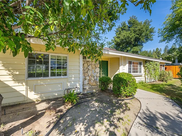 11761 Encino Ave — Photo 1