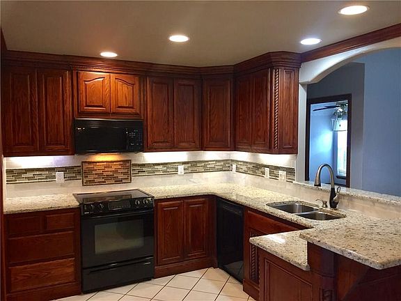 5th image of 305 E Meade Dr
