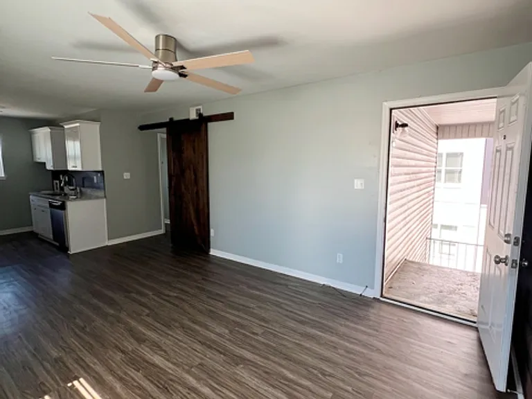 Avondale III Apartments — Photo 32