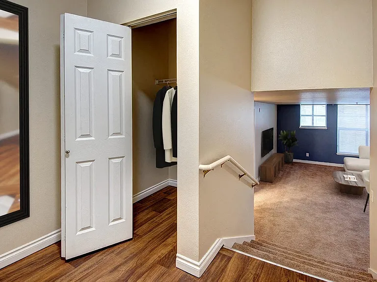 Ellis Court Apartments — Photo 7