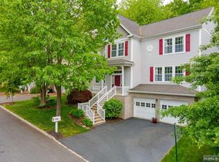 37 Skytop Rdg, Oakland, NJ 07436