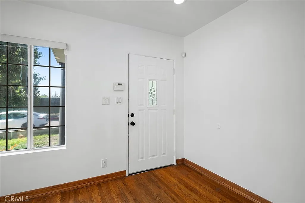 2 bed, 896 sqft, $3,400 — Photo 3