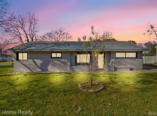 629 E Crest Ln, South Lyon, MI 48178