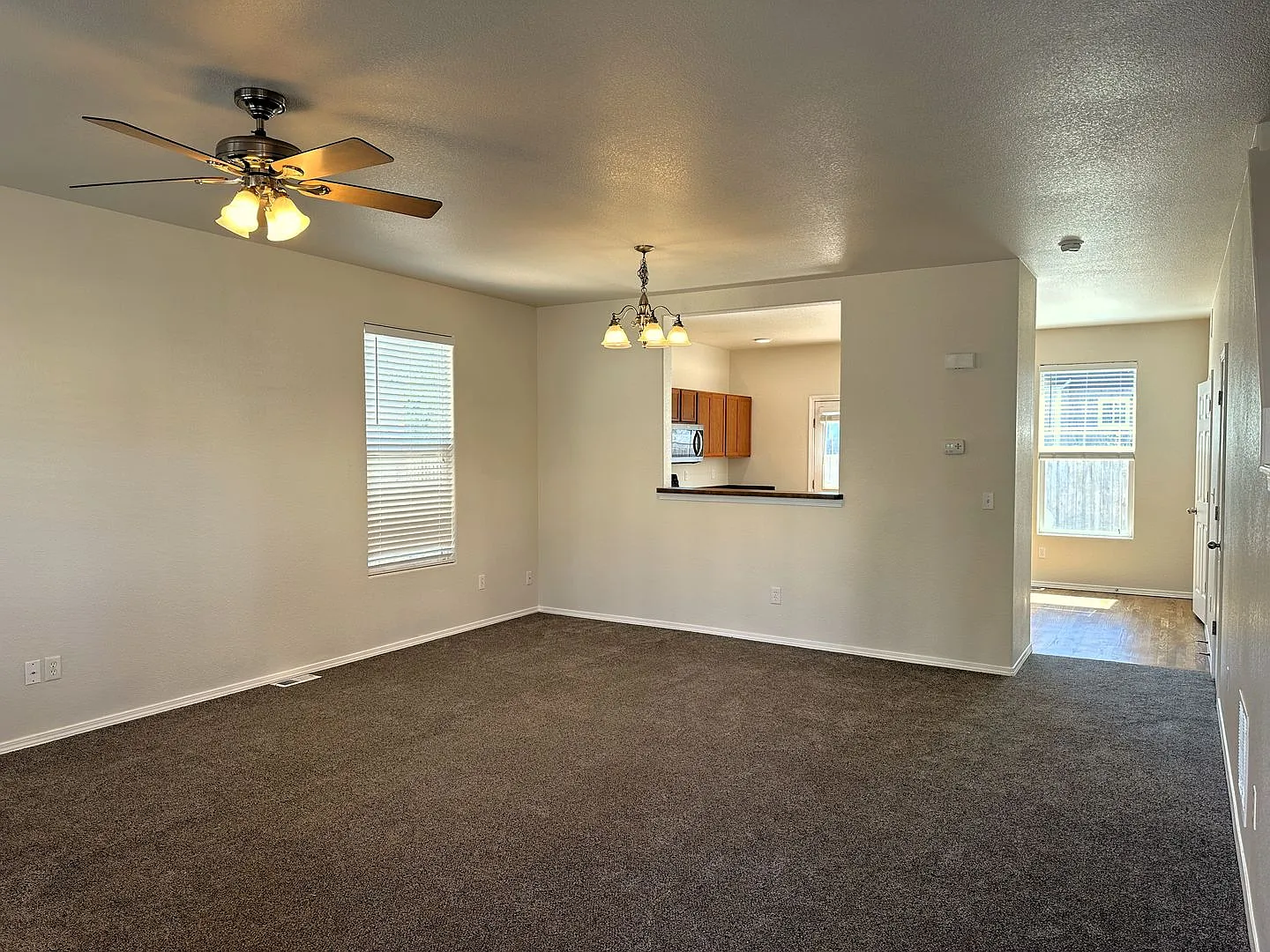 Large End Unit Town Home! 3Bd/2.5ba/AC, 1507sf Near Ft Carson — Photo 3