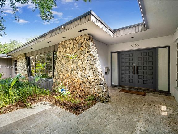 Custom eat -in-kitchen