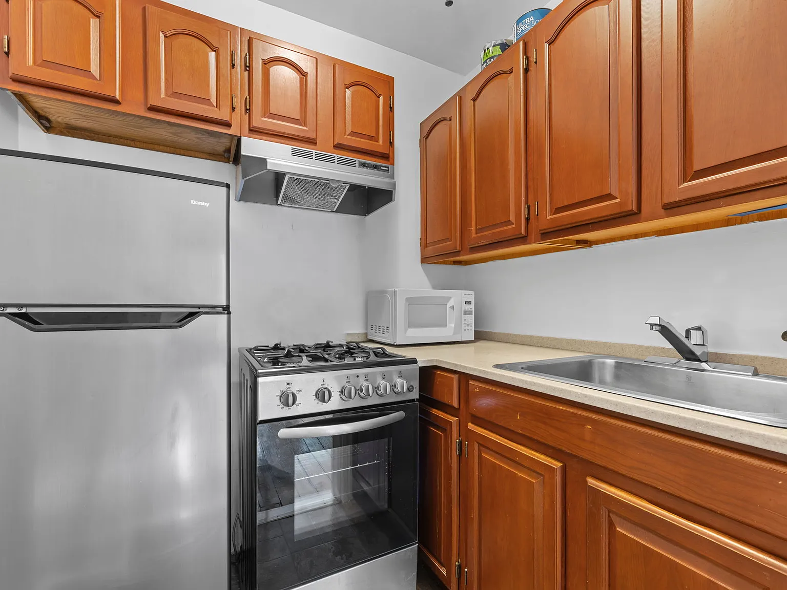 881 Union Street — Photo 4
