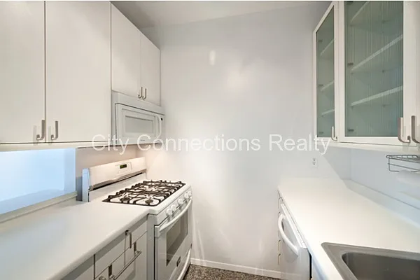 Rented by City Connections Realty | media 9