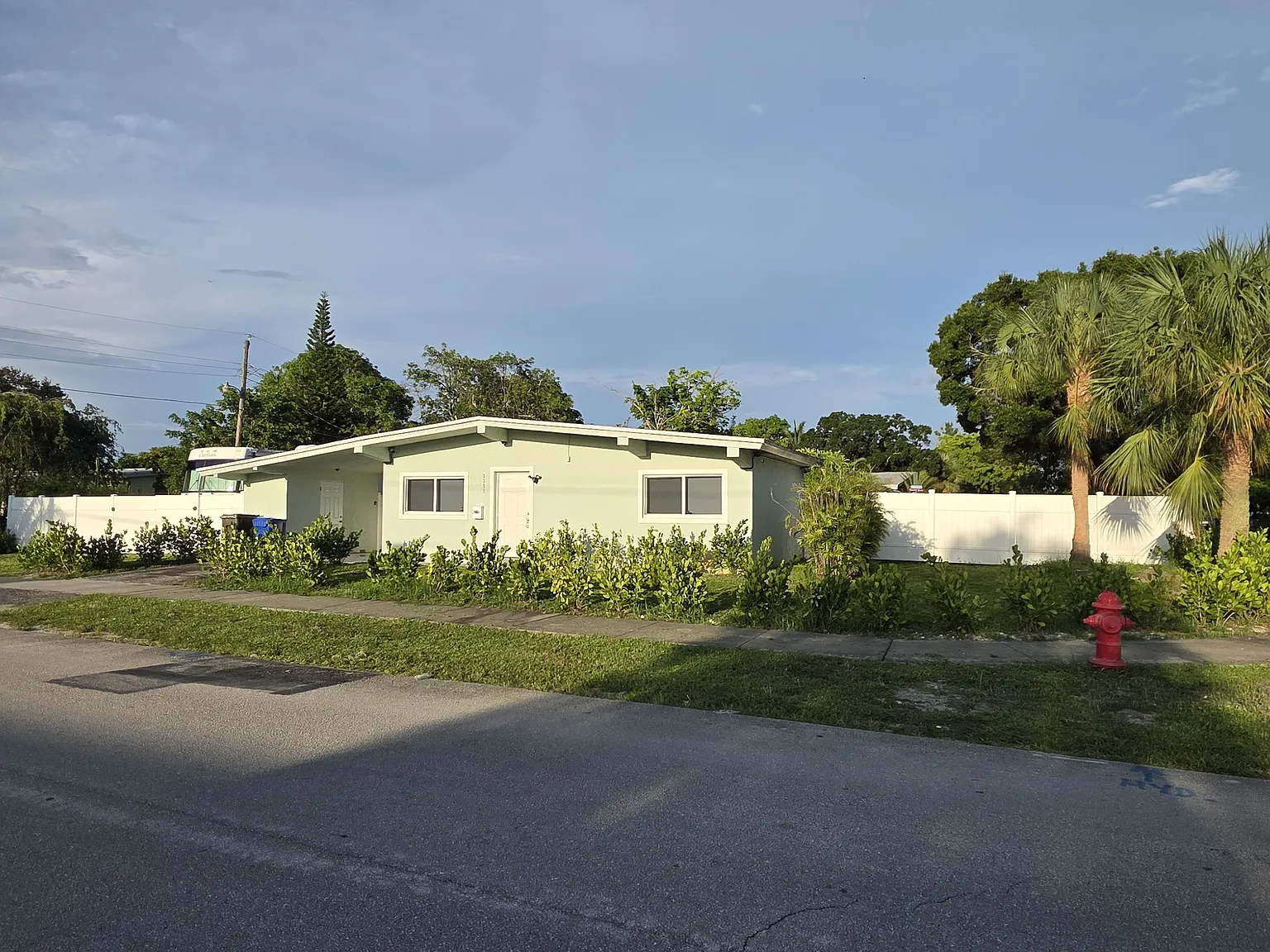 3 bed, 1144 sqft, $3,550 — Photo 2