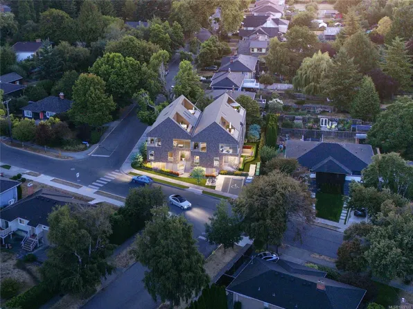 395 Saint Charles St, Victoria, BC V8S 3N2