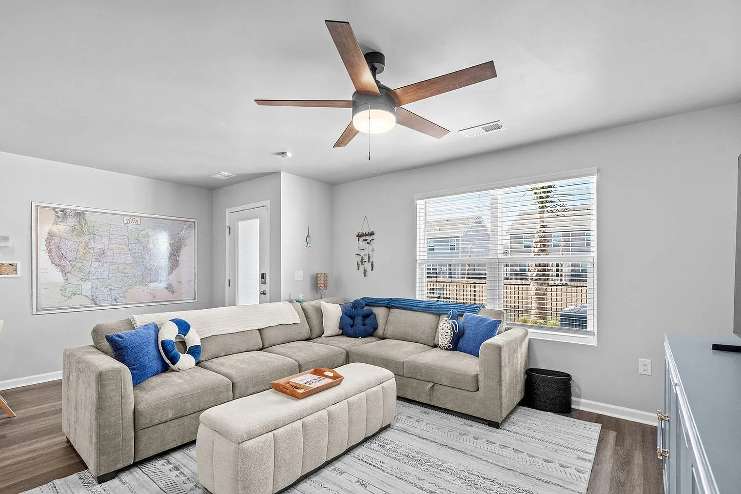 3 bed, 2.0 bath, 1442 sqft, $3,988 — Photo 4
