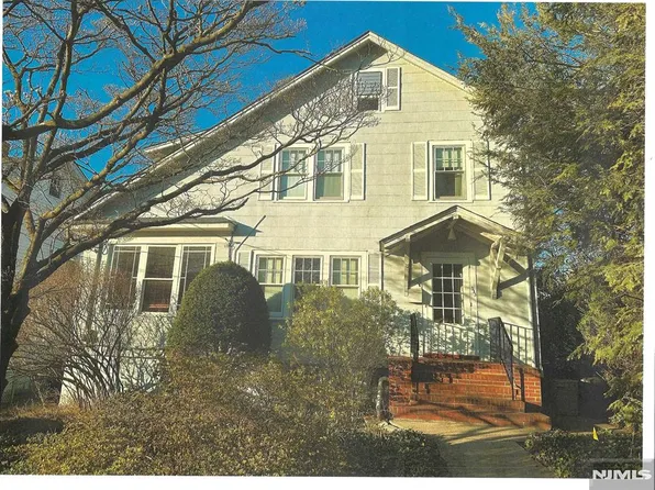 333 Elm Pl, Leonia, NJ 07605