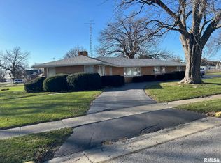 219 E 1st St, Assumption, IL 62510