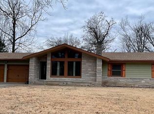 205 Woodlake Ln, Eldorado, IL 62930