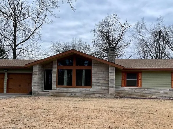 205 Woodlake Ln, Eldorado, IL 62930