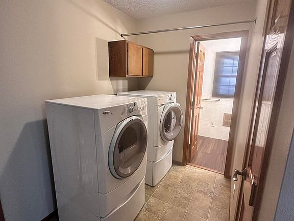 4th image of 919 3rd Ave S
