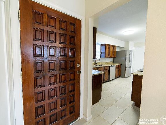 4th image of 2444 Cambridge Dr