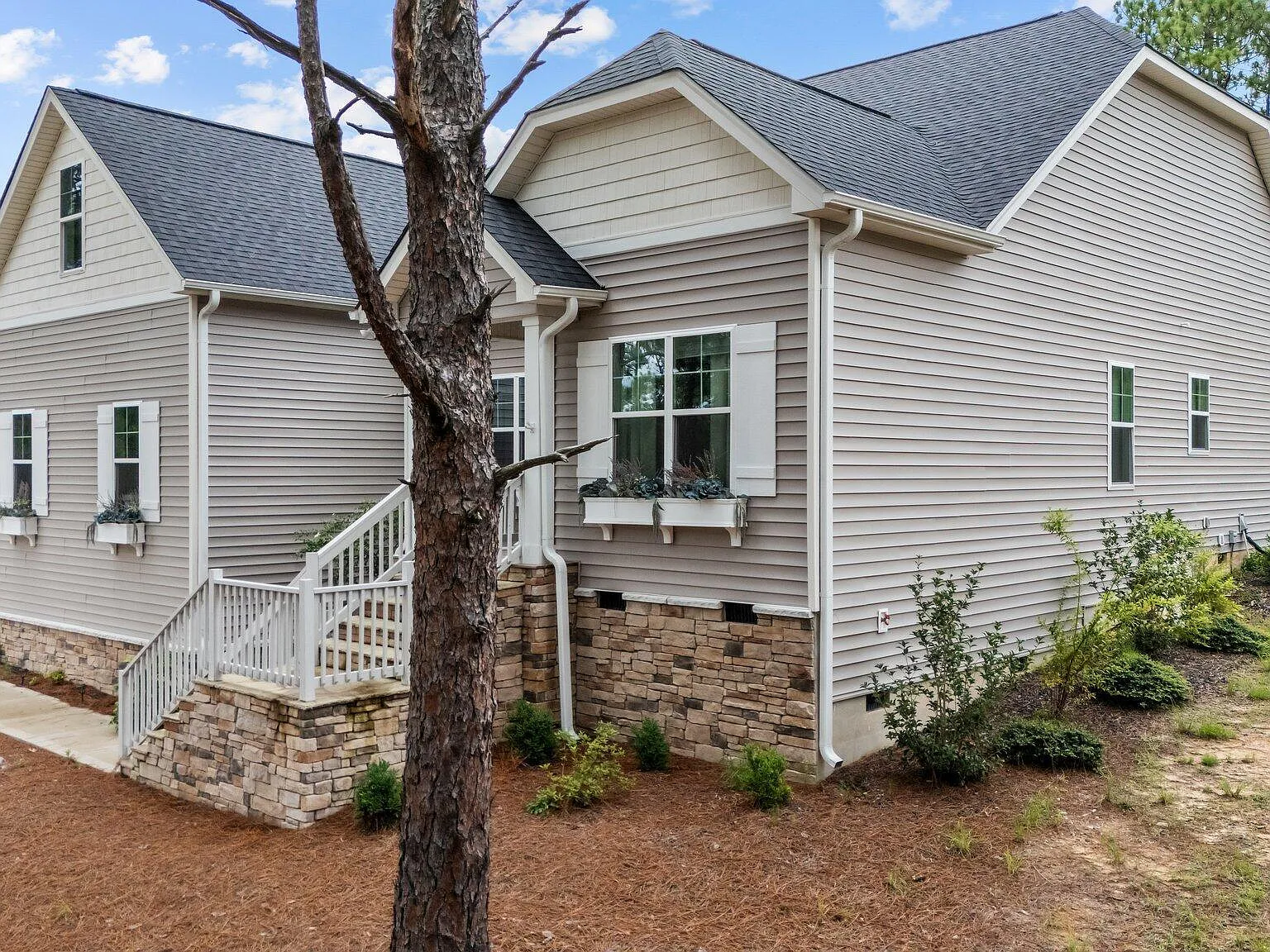 4 bed, 3.0 bath, 2320 sqft, $2,600 — Photo 4