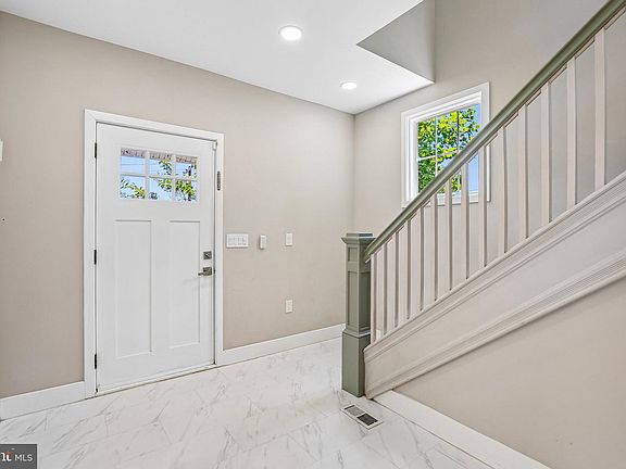 4th image of 6204 Everall Ave