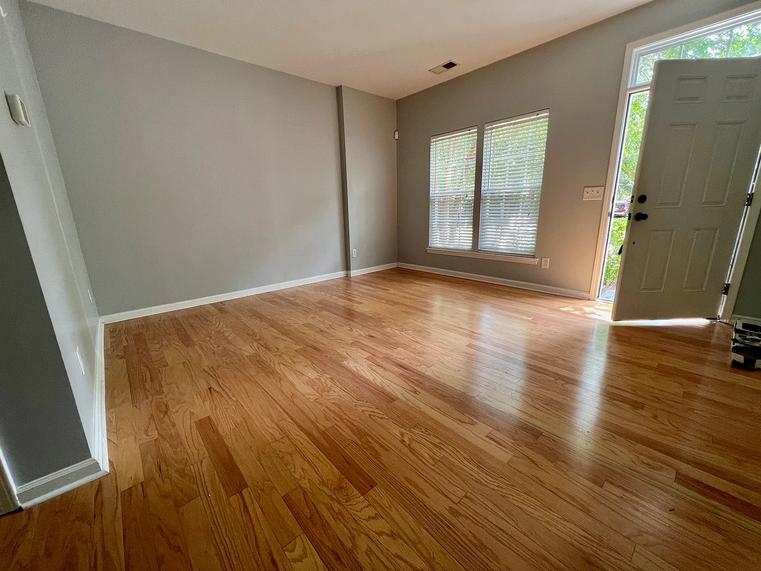 3 bed, 2.5 bath, 1940 sqft, $2,250 — Photo 2