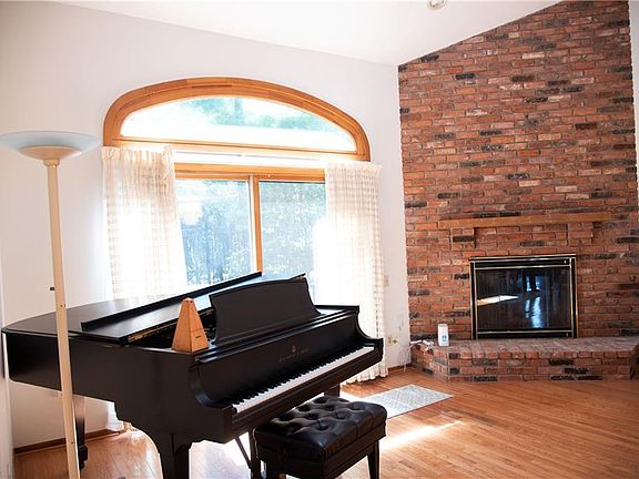 4th image of 4 Hanover Ln