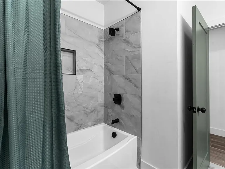 598 Formwalt St SW #B — Photo 34