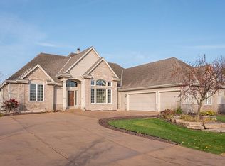 W132N6509 Westview Ct, Menomonee Falls, WI
