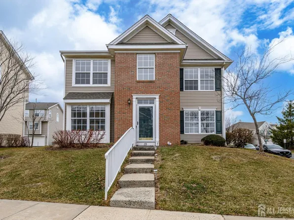 33 Woodlake Dr, Parlin, NJ 08859