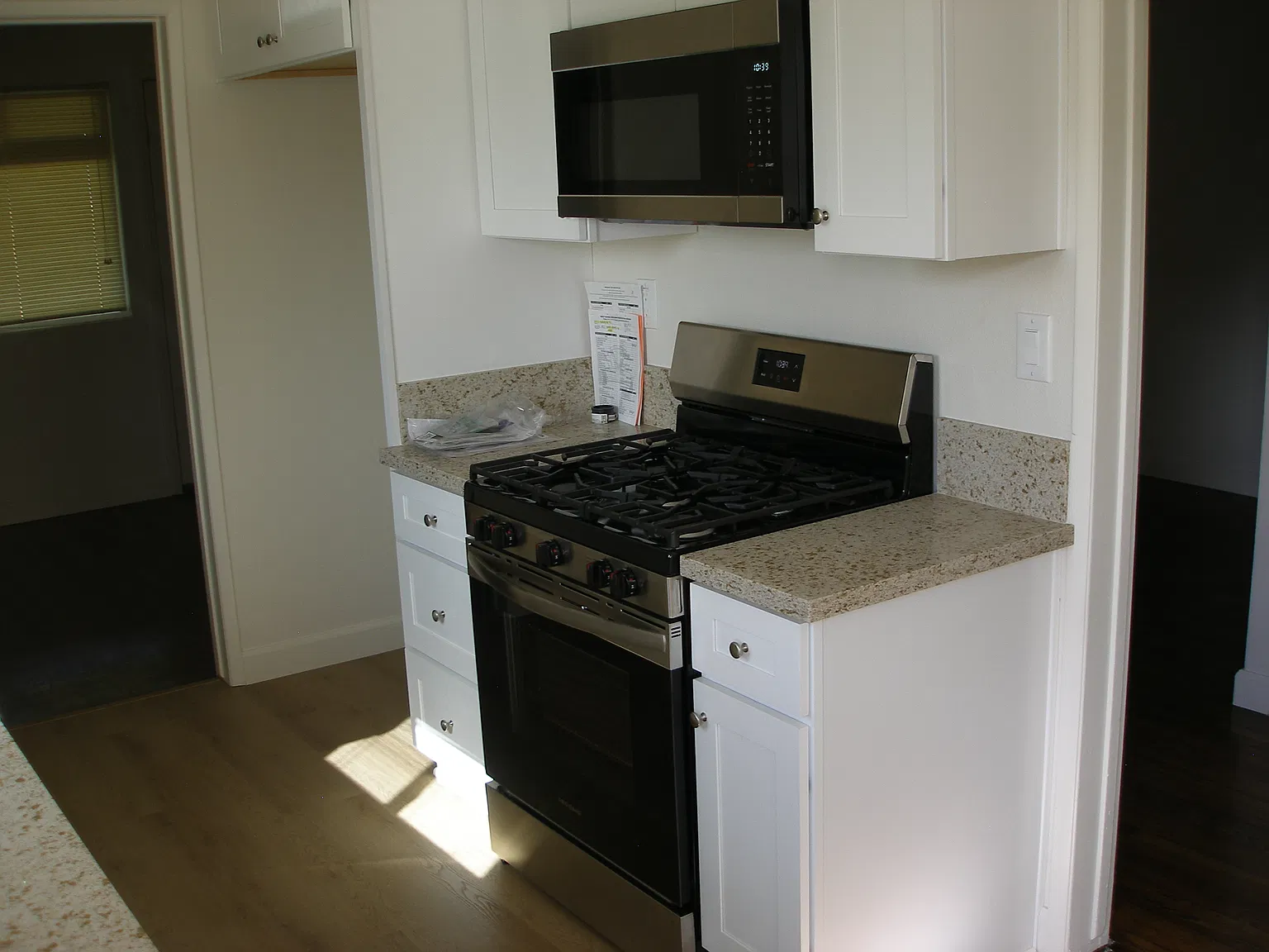 3 bed, 1023 sqft, $3,195 — Photo 3