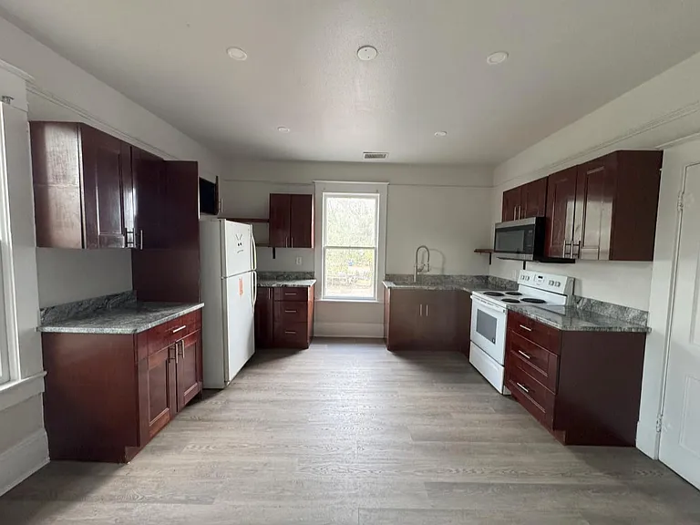 220 N Beaumont Ave #2 — Photo 1