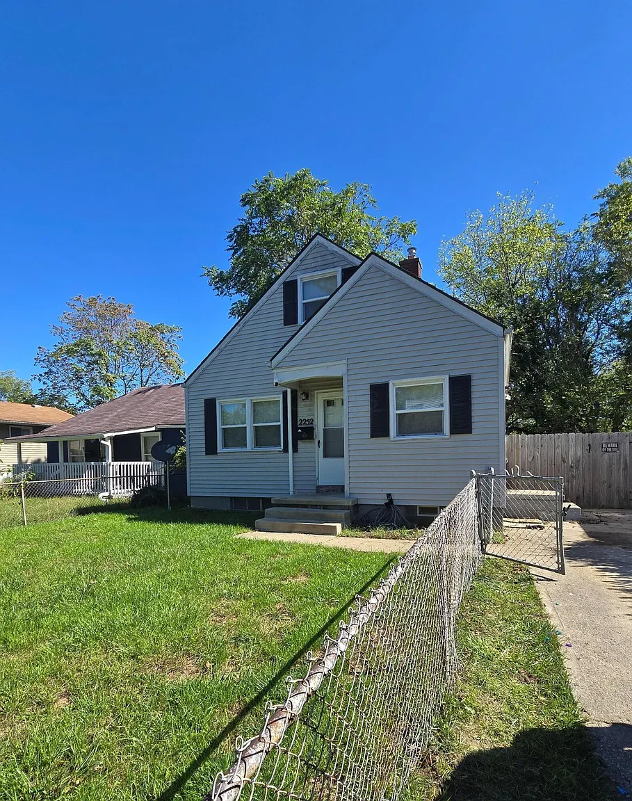 2252 Lexington Ave photo 1