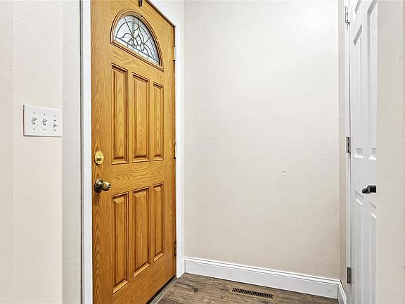 3rd image of 6 W Poos Dr