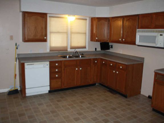 4th image of 674 N Walnut St
