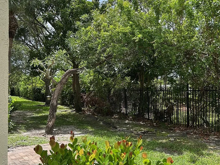 1412 Seminole Palms Dr — Photo 9