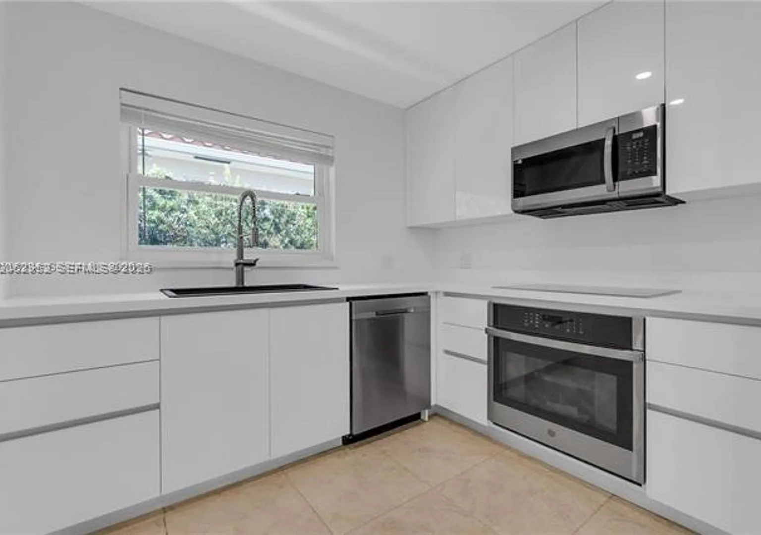 806 NE 4th St # 806, Hallandale Beach, FL 33009 — Photo 2