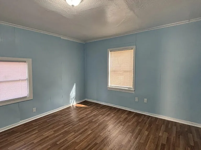 907 Winn St — Photo 7