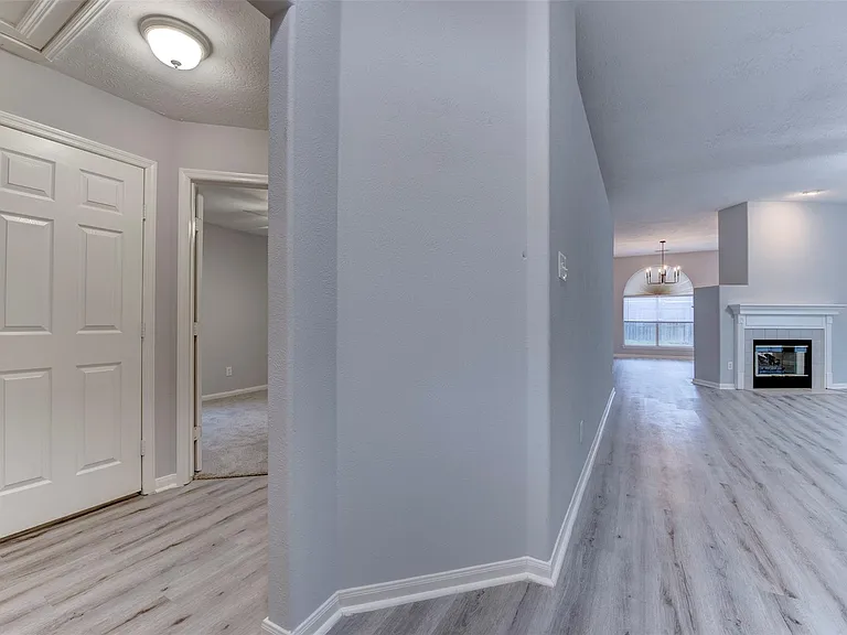 9026 Eaglecove Dr — Photo 3