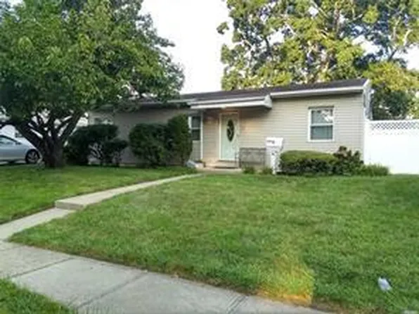 71 Park Lane, Massapequa, NY 11758