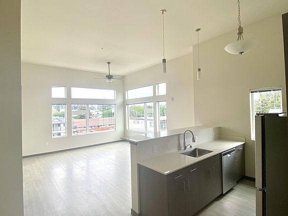 4th image of 1060 Columbia Ave #303