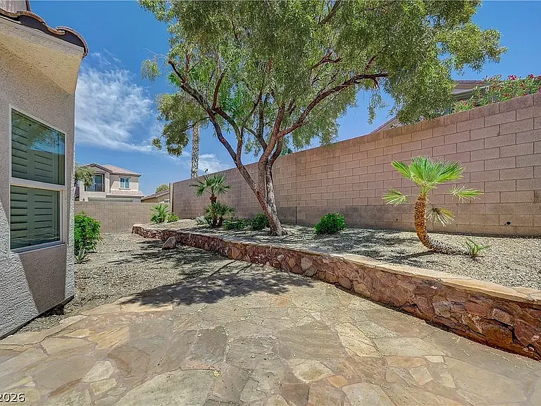 2444 Urrard St — Photo 15