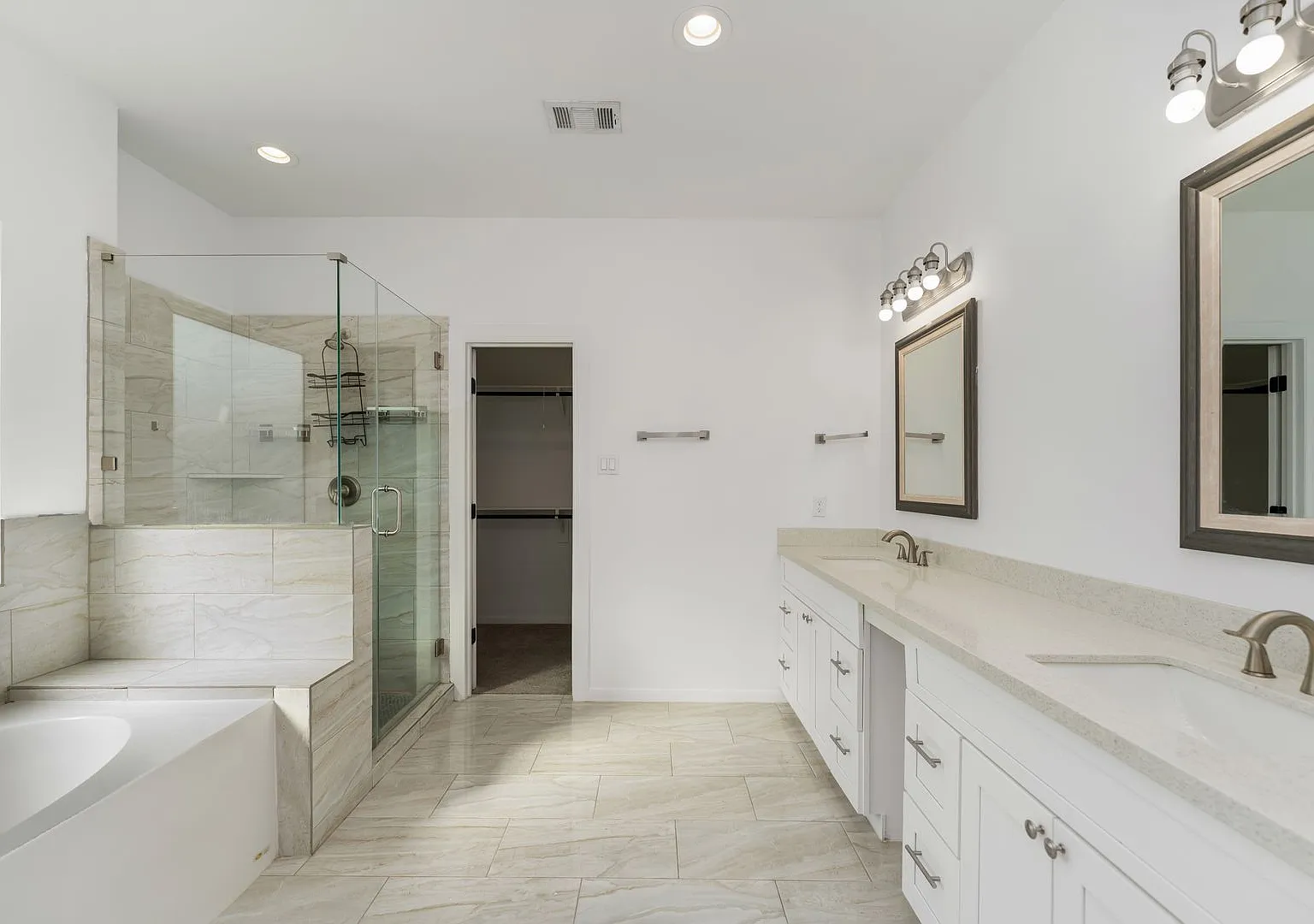 Space, Style & Convenience in Houston — Photo 4