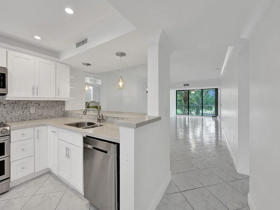 6169 Balboa Cir #306