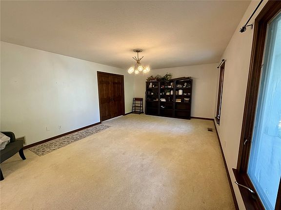 4th image of 925 S Wildwood Dr