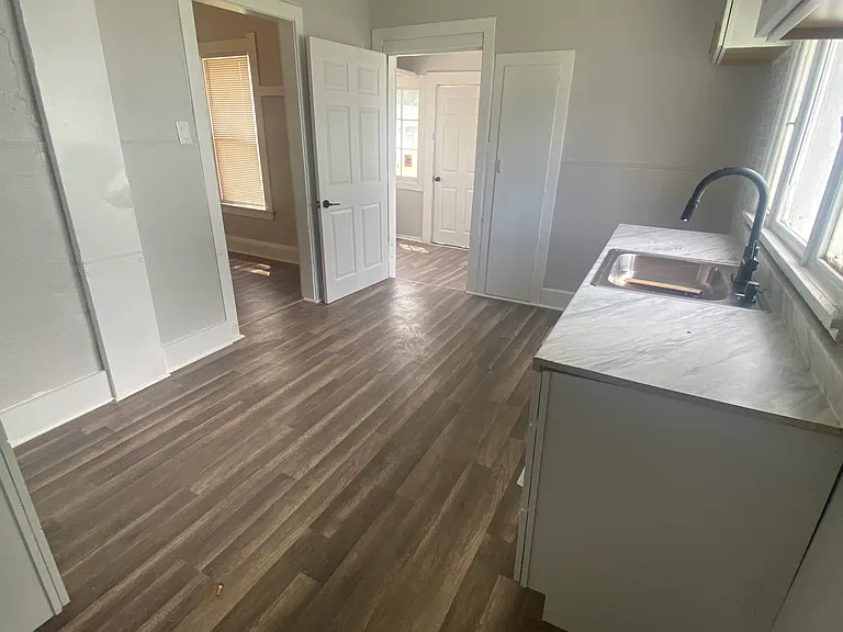 1049 King St — Photo 11