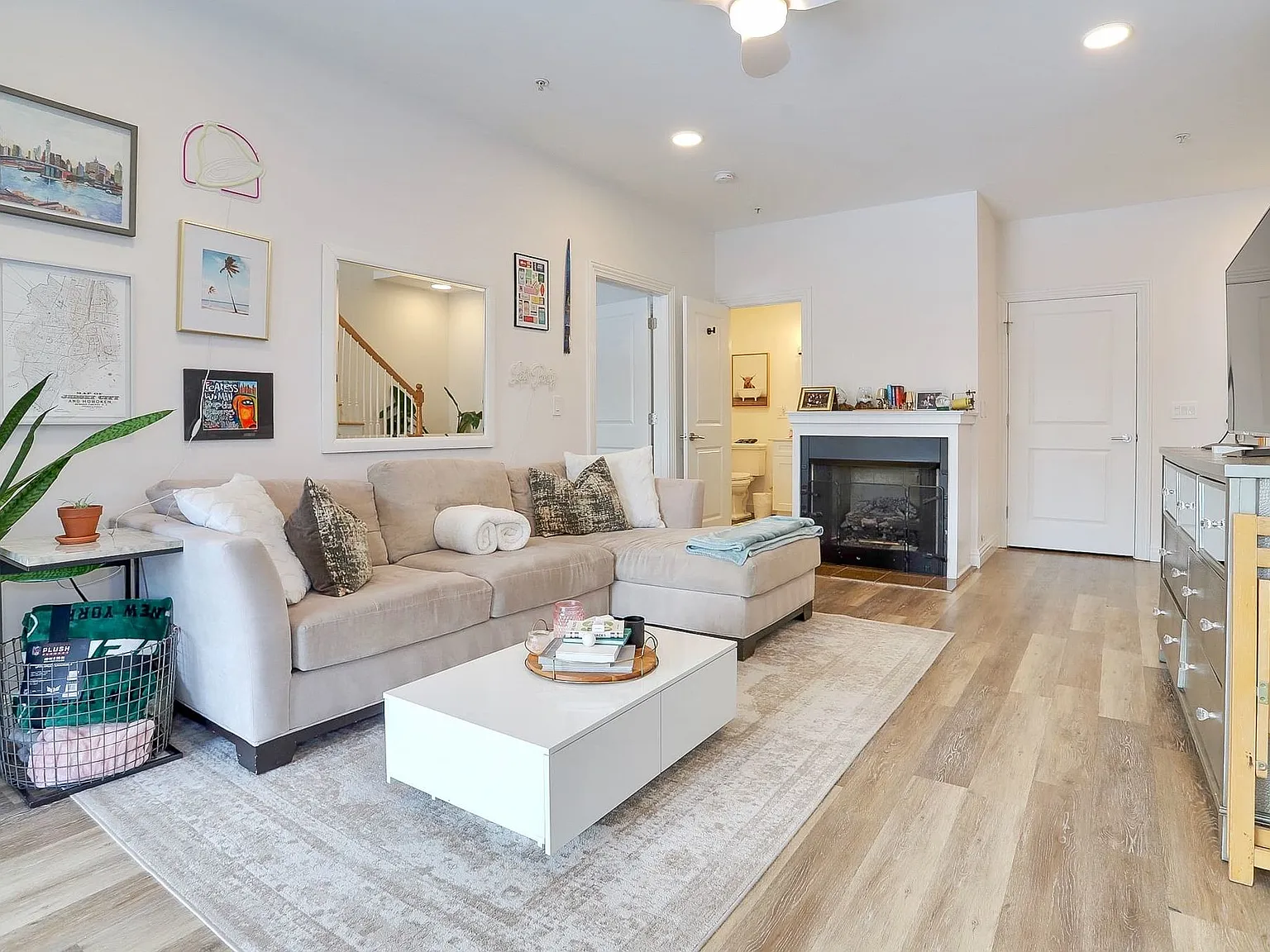 2 bed, 2.5 bath, 2131 sqft, $2,600 — Photo 1