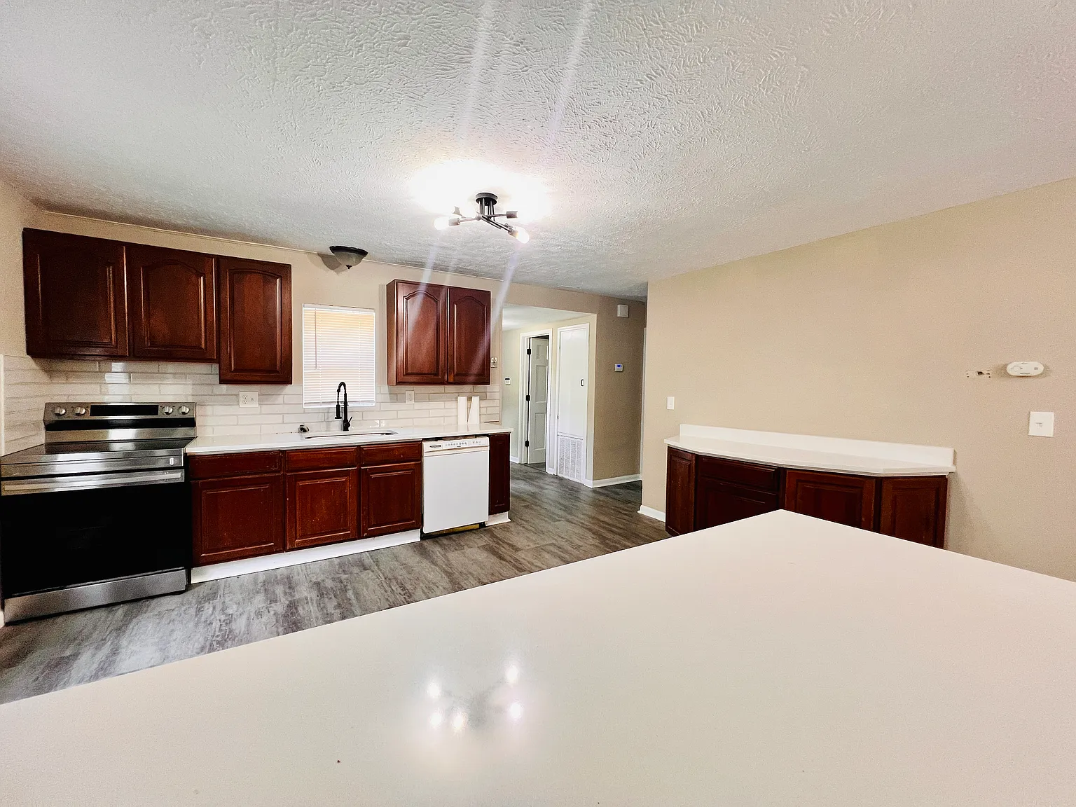 4 bed, 1683 sqft, $1,925 — Photo 4