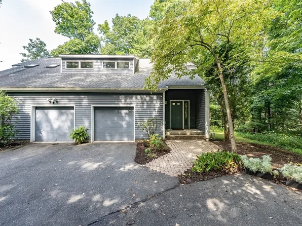 420 Fairway Vlg #420, Leeds, MA 01053