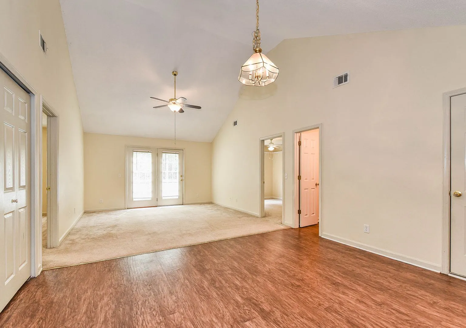 3 Bedroom, 2 Bath Home with Fully Fenced Yard Pet Friendly! — Photo 2