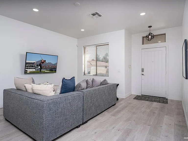 1012 E Susan Ln — Photo 15